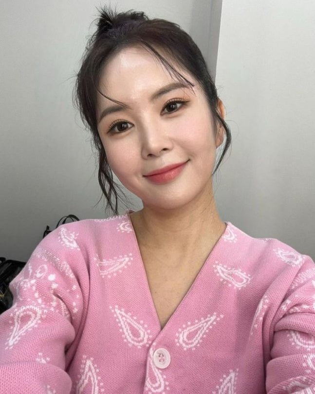 Jang Young-ran Showcases Stunning Beauty on Social Media, Captivating Fans with Flawless Pink Makeover - OUR K-POP