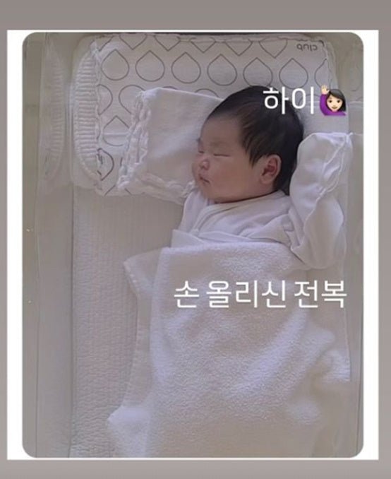 Park Soo-hong and Kim Da-ye Proudly Showcase Their Newborn Daughter's Adorable Moments - OUR K-POP