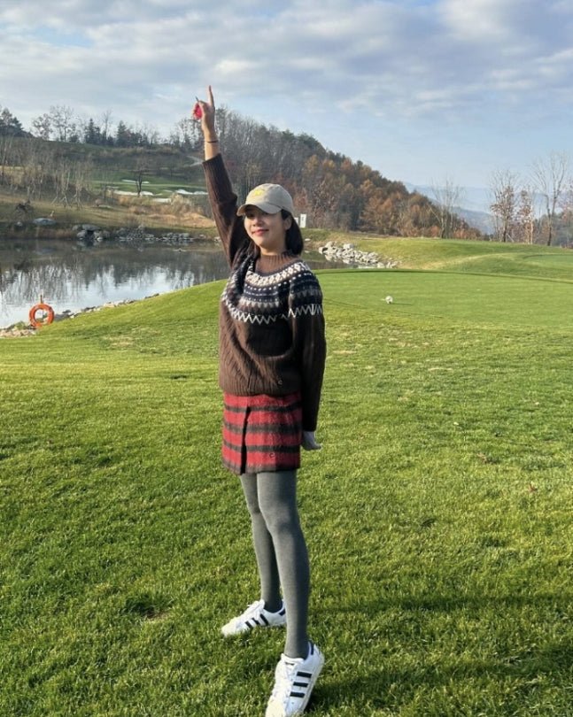 Pregnant Singer-Actress Son Dam-bi Shows Off Impressive Figure While Enjoying Golf in Stylish Outfit - OUR K-POP