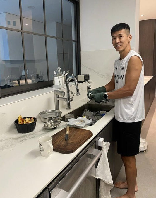 Sean shows off his impressive post-marathon routine and family life, including joyful dishwashing and gratitude for his wife's delicious meals. - OUR K-POP