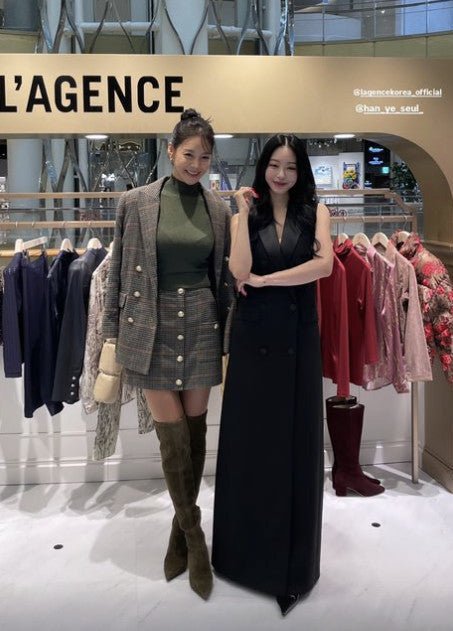 Stunning Duo: Interpreter Ann Hyun-mo and Actress Han Ye-seul Dazzle Together at Glamorous Event - OUR K-POP